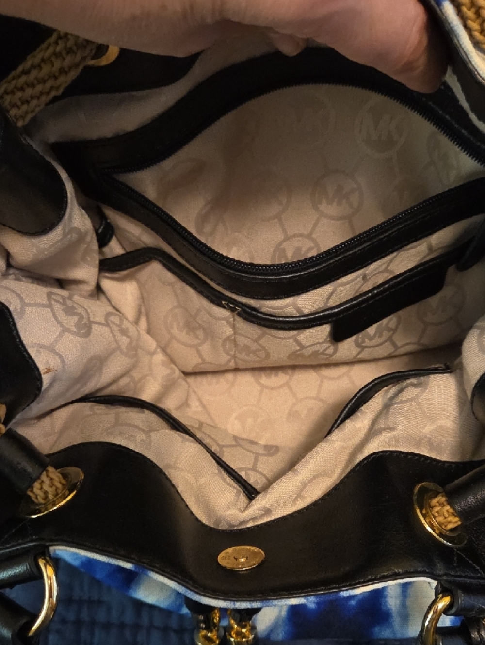 EUC Michael Kors Lrg Blue Tie-Dye Drawstring Shoulder Bag w/matching Wallet SET - Picture 6 of 13